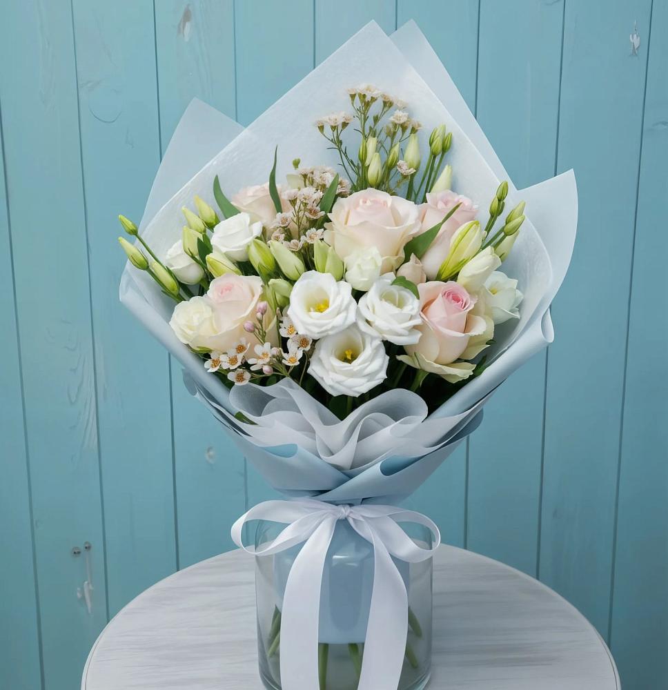 Букет цветов из: Розы и Лизиантусы в Ефремове