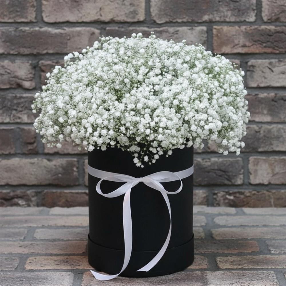 Цветочная композиция из Гипсофила в шляпной коробке в Ефремове