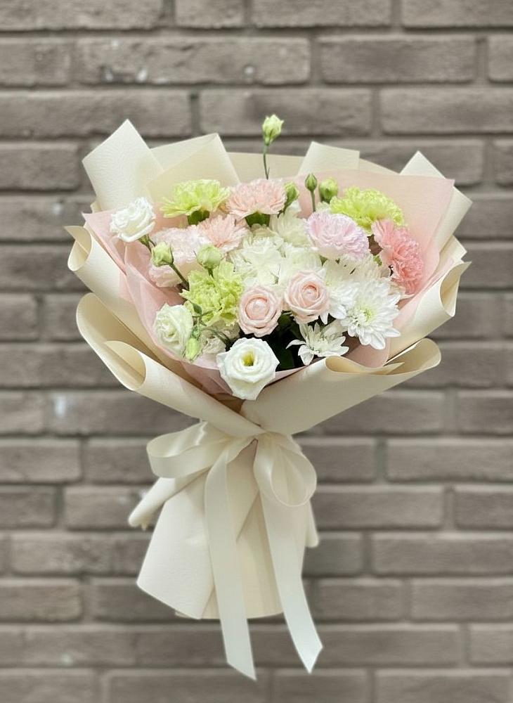 Букет цветов из: Гвоздики, Розы, Лизиантусы и Хризантемы в Ефремове