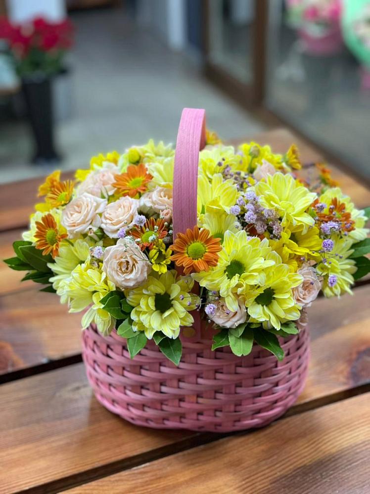 Цветочная композиция из Хризантемы и Розы в корзине в Ефремове