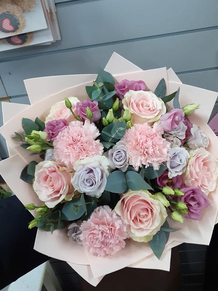 Букет цветов из: Розы, Гвоздики и Лизиантусы в Ефремове