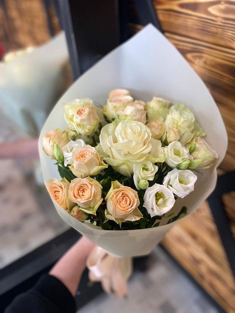 Букет цветов из: Розы и Лизиантусы в Ефремове